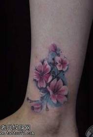 Modeli i tatuazhit të luleve të qershisë me ngjyra të bukura në këmbë