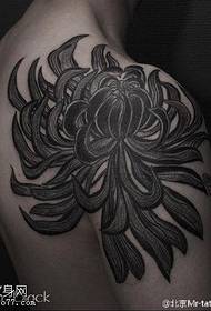 Gran tatuaje de crisantemo en el hombro