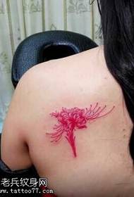 Motif de tatouage de la fleur à l'arrière