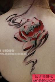 Djevojka natrag tinta stilu lotosa tetovaža