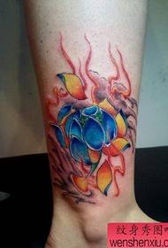 Beinfarbe Lotus Flamme Tattoo Muster