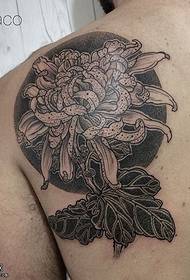 Model de tatuaj de crizantema cu spini de umeri