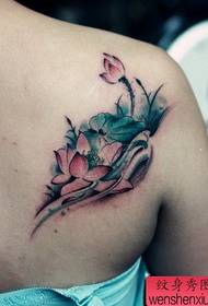Prekrasan uzorak tetovaže listova lotosa i ramena
