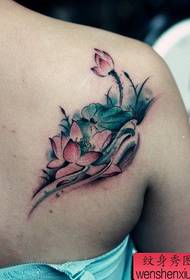Bellissimo modello di tatuaggio spalla di loto e foglia di loto