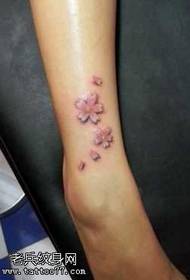 다리 색 벚꽃 문신 패턴