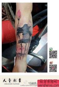 Красив естетичен модел на татуировка на лотос от свободна ръка