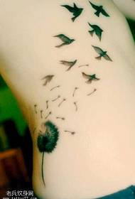 Liemens kiaulpienių paukštis, skraidantis gražiu tatuiruotės modeliu