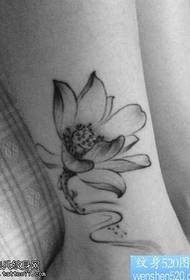 Hermosa pintura de tinta patrón de tatuaje de loto en las piernas