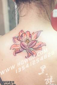 Faʻafou le lotus tattoo tattoo i tua