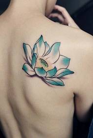 Ładnie wyglądający piękny kolorowy tatuaż lotosu