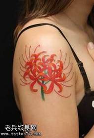 Λεπτό μοτίβο τατουάζ λουλουδιών