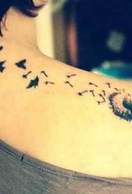 Modello di tatuaggio maschile sottile spalla