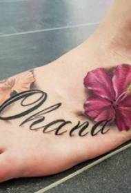 Naslikane apstraktne linije s engleskim riječima i biljkama cvjetova tetovaže na djevojčici