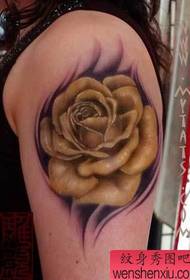 Csodálja meg egy arany rózsa tetoválást