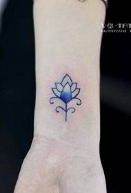 Mala svježa tetovaža lotosa djeluje