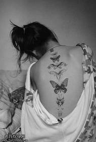 Красивая татуировка бабочки на спине