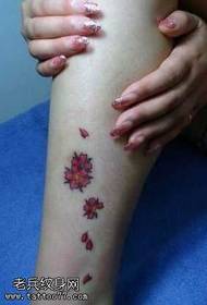 Bèl Cherry blossom modèl tatoo ak janm bèl