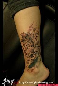 Čudovit črno-beli vzorec tetovaže lotosa na nogah