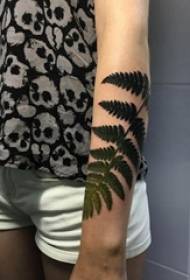 Ръката на момичето, рисувана върху градиентна растителна материя лист татуировка снимка