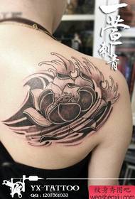 Bellissimo modello di tatuaggio di loto bianco e nero sulle spalle delle ragazze