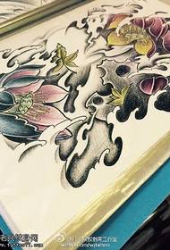 Έγχρωμη παραδοσιακή εικόνα χειρογράφων τατουάζ λωτού