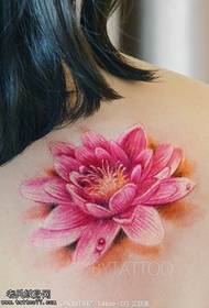Arkasındaki parlak lotus dövmesi