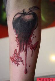Priljubljen jabolčni tatoo vzorec z roko priljubljen