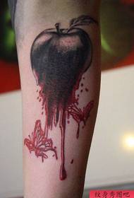 Un popolare modello di tatuaggio a mela con un braccio popolare