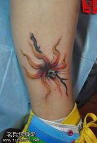 Modello tatuaggio fiore gamba