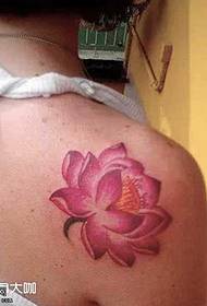 Corak tatu lotus personaliti bahu