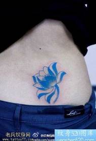 Красивий і красивий кольоровий візерунок татуювання лотоса на талії