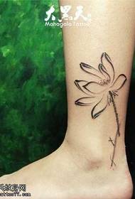 Noga tuszem wzór tatuażu lotosu