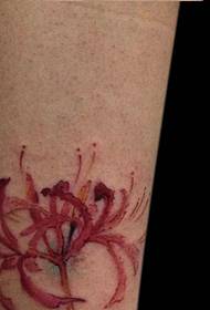Krásná osobnost na druhé straně obrázku tetování květin