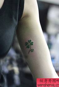Tatuaggio a trifoglio a quattro foglie con totem piccolo e squisito per braccio femminile