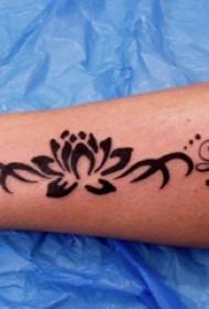Meisiekalf op swart abstrak lyne pragtige plant lotus tattoo foto