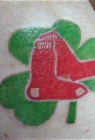녹색 클로버와 빨간 양말 문신 패턴