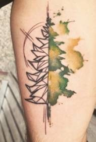 Рука мальчика нарисована на плещущихся геометрических линиях растительного татуировки с изображением большого дерева