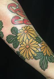 Chrysanthemum tattoo patroon met kleine arm