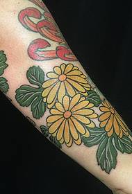 Modello di tatuaggio di crisantemo a braccio piccolo