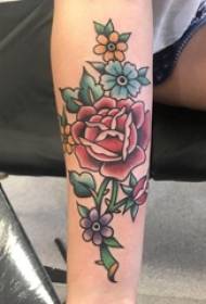 Ramię dziewczynki namalowane na gradientowej prostej linii literackiego kwiatu i róży obraz tatuażu