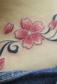 Квітковий візерунок татуювання: кольоровий візерунок татуювання лози вишневого кольору