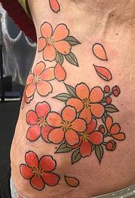 Padrão de tatuagem de flor de cerejeira no abdômen