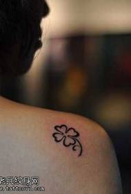 На рамену женка с четверокраком детељице тетоважа узорка