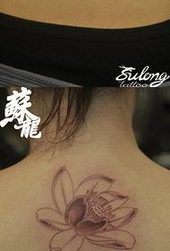 Tá pátrún tattoo simplí Lotus coitianta i gcúl an chailín.