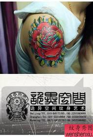 Frumos și frumos model de tatuaj de trandafir școală cu brațele