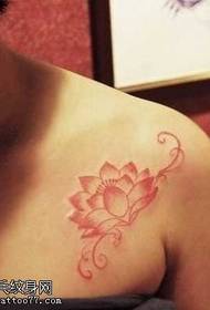 Pattern ng tattoo ng lotus ng dibdib