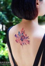 Lotus tatoveringsmønster i bakfargen