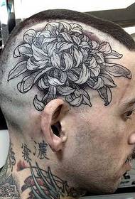 Tetovējums ar melnu pelēku krizantēmu