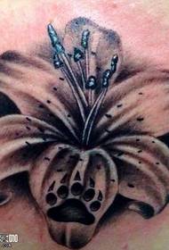 Pola tato lily hitam dan putih