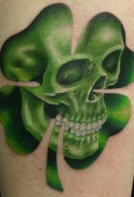 Драгонфли и зелени узорак тетоваже дјетелине са четири листа